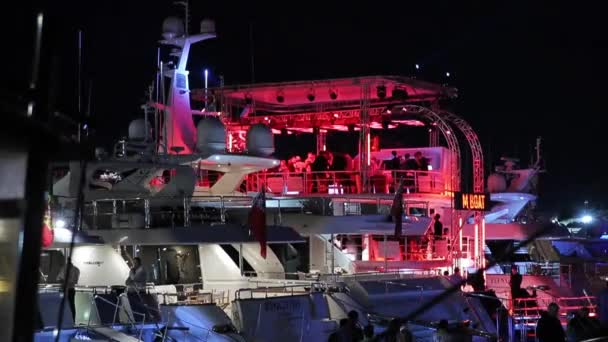 Monaco, Monte Carlo, 24 May 2013: The night party on the big boat in Monaco, port Hercules, Colourful illumination, a lot of people — Stock Video