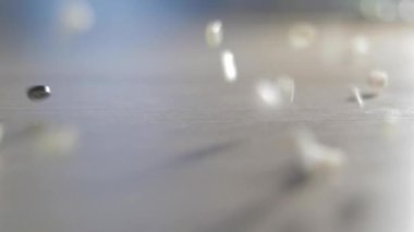 Masanın üzerindeki çeşitli renkli düğmelerin yavaş çekimleri. Plastikten yapılmış farklı renkli düğmeler. Dikiş malzemeleri, giysi aksesuarları, dikiş ipliği, dikiş düğmeleri, tekstil aksesuarları.