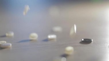 Masanın üzerindeki çeşitli renkli düğmelerin yavaş çekimleri. Plastikten yapılmış farklı renkli düğmeler. Dikiş malzemeleri, giysi aksesuarları, dikiş ipliği, dikiş düğmeleri, tekstil aksesuarları.