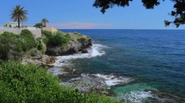 Gök mavisi sahillerin kayalık sahillerinde dalgalar kopuyor, su sıçrıyor, berrak sular, masmavi sular, ünlü bir yer.