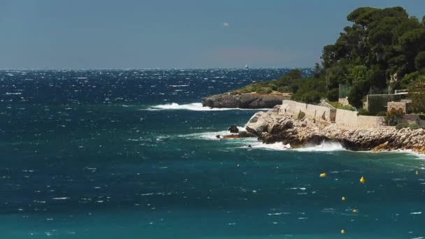 Wellen brechen über die felsige Küste der azurblauen Küste, Spritzer, klares Wasser, azurblaues Wasser, berühmter Ort — Stockvideo