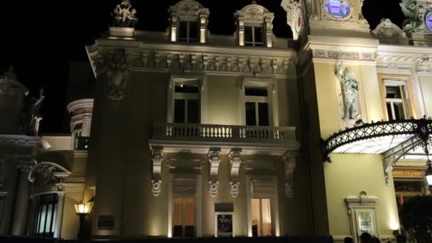 Monaco, Monte Carlo, 30 mai 2013 : Le célèbre casino du monde la nuit, illumination pittoresque, touristes — Video