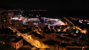 Monaco, Monte Carlo, 24 Mayıs 2013: Monako 'daki büyük teknede gece partisi, Herkül Limanı, Renkli Aydınlatma, Princes Palace