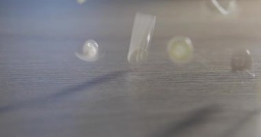 Masanın üzerindeki çeşitli renkli düğmelerin yavaş çekimleri. Plastikten yapılmış farklı renkli düğmeler. Dikiş malzemeleri, giysi aksesuarları, dikiş ipliği, dikiş düğmeleri, tekstil aksesuarları.