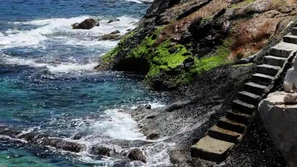 波浪在碧绿海岸的岩石上奔涌，浪花四溅，清澈的水，碧绿的水，著名的地方 — 图库视频影像