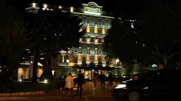 Monaco, Monte Carlo, 25 May 2013: The hotel Hermitage at night, night illumination, people goes to hotel, night traffic, luxury life — Stock Video