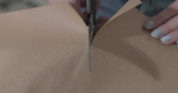 Bovenaanzicht van de mode-ontwerper schaar papier ambacht, centimeter, een notitieboekje met schetsen, naaiatelier, slow motion — Stockvideo