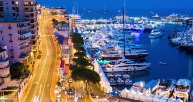 Monaco, Monte-Carlo 30.09.2017: Limandaki teknelerin zaman aşımı, yat fuarı, etkinlik sona erdi, dünyanın en zengin insanları, şehir manzarası, ihaleler, mega yat, gece ışıkları