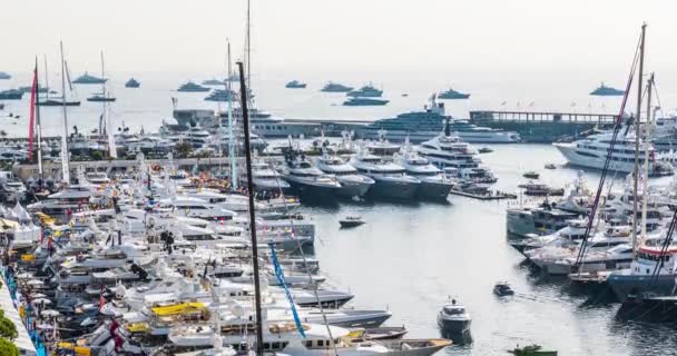 Mónaco, Monte Carlo, 28.09.2017: Time-lapse of largest exhibition yacht show at morning, Traffic on water, MYS, tenders, megayacht, exhibitors, brokers meeting with clients — Vídeos de Stock