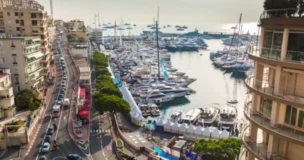 Monaco, Monte-Carlo, 28.09.2017: Time-lapse van de grootste tentoonstelling jacht show 's morgens, Verkeer op het water, MYS, tenders, megajacht, exposanten, makelaars vergadering met klanten — Stockvideo