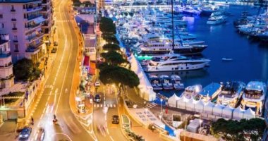 Monaco, Monte-Carlo 30.09.2017: Limandaki teknelerin zaman aşımı, yat fuarı, etkinlik sona erdi, dünyanın en zengin insanları, şehir manzarası, ihaleler, mega yat, gece ışıkları