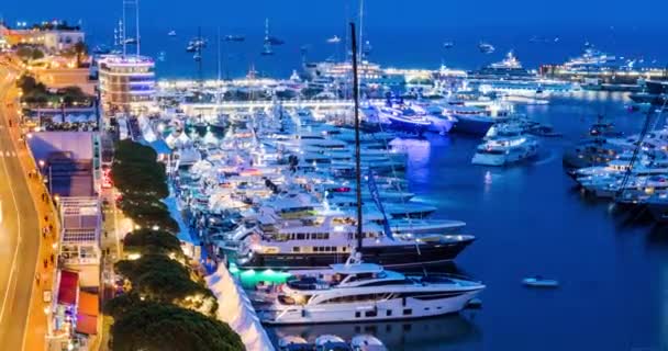 Mónaco, Monte Carlo 30.09.2017: Time-lapse of movement of boats in port, boat yacht show, event is over, the richest people from around the world, cityscape, tenders, mega yacht, night lights — Vídeo de stock