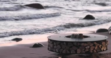 Güzel metalin manzarası kumlu sahilde bir şömine etrafında gelgit dalgası gün batımında, taşlar, sükunet, güneş batışı, yakacak odun, kırmızı kömür, hiç kimse