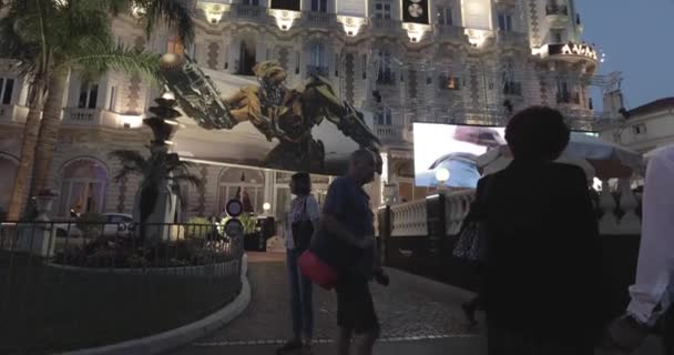 Frankreich, Cannes, 27. Mai 2017: Das Carlton Hotel am Abend während des Filmfestivals von Cannes, Palmenzweig, berühmte Veranstaltung, Damen und Herren in Abendkleidern, überfüllte Cafés, Polizeieskorten — Stockvideo