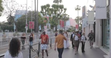 Fransa, Cannes, 27 Mayıs 2017: Cannes sokakları sinemada Cannes Film Festivali, gün batımında palmiye dalları, toprak seti, gece elbiseli bayanlar ve baylar, kalabalık kafeler, eğlence alanları