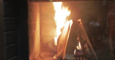  Şöminede odun, şenlik ateşi, şöminenin tuğla duvarları, şömine kulübesi, kıvılcımlar, ateş alevleri, bir sürü kırmızı ahşap kömür, buhar ve duman, yakın çekim.