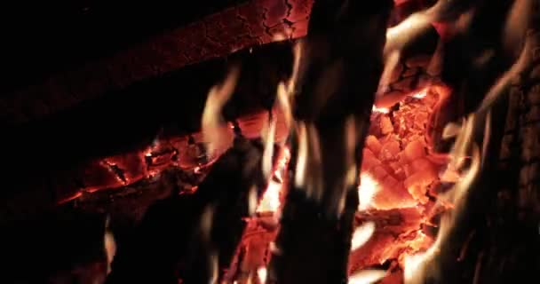 壁炉里燃着柴火，篝火熊熊燃烧，壁炉的砖墙，篝火小屋，火花，火焰，是许多红色的木制煤块，蒸汽和烟雾，密闭着 — 图库视频影像