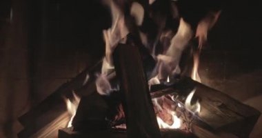  Şöminede odun, şenlik ateşi, şöminenin tuğla duvarları, şömine kulübesi, kıvılcımlar, ateş alevleri, bir sürü kırmızı ahşap kömür, buhar ve duman, yakın çekim.