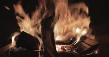  Şöminede odun, şenlik ateşi, şöminenin tuğla duvarları, şömine kulübesi, kıvılcımlar, ateş alevleri, bir sürü kırmızı ahşap kömür, buhar ve duman, yakın çekim.