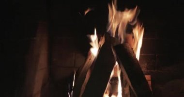  Şöminede odun, şenlik ateşi, şöminenin tuğla duvarları, şömine kulübesi, kıvılcımlar, ateş alevleri, bir sürü kırmızı ahşap kömür, buhar ve duman, yakın çekim.