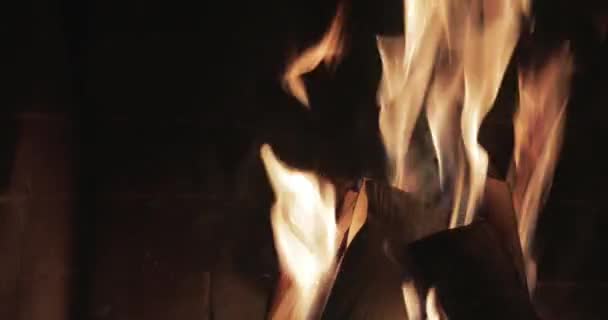暖炉の薪と大きな火災,たき火,暖炉のレンガの壁,薪小屋,火花,火災の炎,赤い木製の石炭の多くは,蒸気と煙,閉じる — ストック動画
