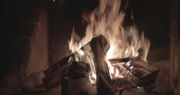 Şöminede odun, şenlik ateşi, şöminenin tuğla duvarları, şömine kulübesi, kıvılcımlar, ateş alevleri, bir sürü kırmızı ahşap kömür, buhar ve duman, yakın çekim. — Stok video