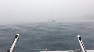 Hırvatistan 'ın yakındaki Adriyatik Denizi' nde fırtına, kuvvetli sağanak yağış, fırtınalı gökyüzü, güçlü bir rüzgar, ufukta yalnız bir tekne.