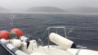 Hırvatistan 'ın yakındaki Adriyatik Denizi' nde fırtına, kuvvetli sağanak yağış, fırtınalı gökyüzü, güçlü bir rüzgar, ufukta yalnız bir tekne.