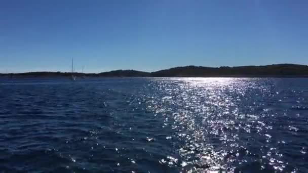 Kroatien, Adriatiska havet, segelbåtar flyter vid det lugna havet, solen reflekteras i vatten, mot berget ett klart väder, segling — Stockvideo