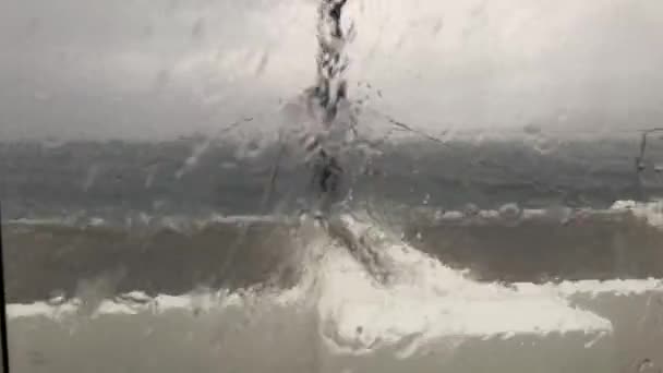 Vista a través de la ventana del barco, tormenta en el mar Adriático cerca de la costa de Croacia, fuerte lluvia fuerte a través de ventanas de catamarán, el cielo tormentoso, gotas en la ventana — Vídeos de Stock