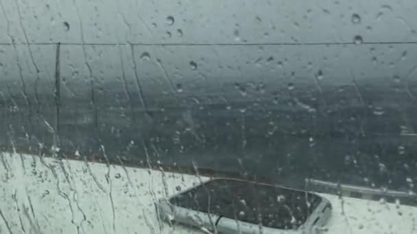 Vue par fenêtre du bateau, tempête dans la mer Adriatique côte voisine de la Croatie, forte pluie forte à travers les fenêtres du catamaran, le ciel orageux, tombe sur la fenêtre — Video