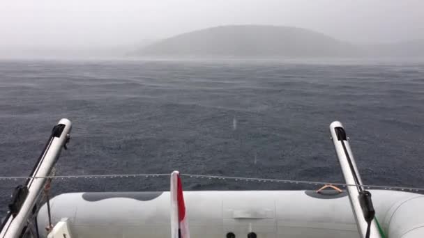 Vihar az Adriai-tenger közeli partján Horvátország, erős esőzés, a viharos ég, erős szél, magányos hajó a láthatáron — Stock videók