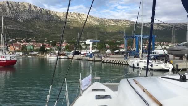 Kroatië, Split, 7 oktober 2016: Marina Kastela bij zonsondergang, veel zeilboten, catamarans, pieren, zeilboten, voorbereiding op de regatta, het seizoen is voorbij, Adriatische Zee, azuurblauw water, zonnige dag — Stockvideo