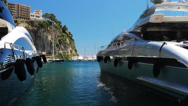 Monaco, Fontvieille, 24 May 2013: Luxury yachts in harbor of Monaco, port Fontvieille, most expensive real estate in the world, a lots of boats and yachts, Blue water, a lot of tourists on embankment — Stock Video
