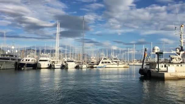 Kroatië, Split, 7 oktober 2016: Marina Kastela bij zonsondergang, veel zeilboten, catamarans, pieren, zeilboten, voorbereiding op de regatta, het seizoen is voorbij, Adriatische Zee, azuurblauw water, zonnige dag — Stockvideo