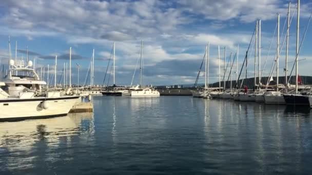 Chorvatsko, Split, 7 Říjen 2016: Marina Kastela při západu slunce, spousta plachetnic, katamarány, mola, plachetnice, příprava na regatu, sezóna je u konce, Jaderské moře, azurová voda, slunečný den — Stock video
