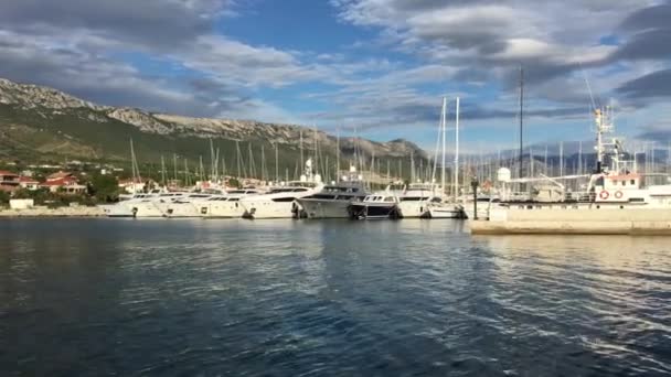 Kroatië, Split, 7 oktober 2016: Marina Kastela bij zonsondergang, veel zeilboten, catamarans, pieren, zeilboten, voorbereiding op de regatta, het seizoen is voorbij, Adriatische Zee, azuurblauw water, zonnige dag — Stockvideo