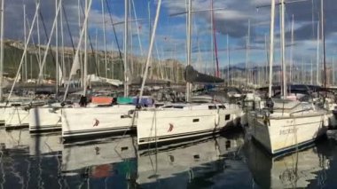 Hırvatistan, Split, 7 Ekim 2016: Gün batımında Marina Kastela, çok sayıda yelkenli, katamaran, rıhtım, yelkenli, yelkenli, yat yarışı hazırlığı sona erdi, Adriyatik Denizi, gök mavisi suyu, güneşli bir gün