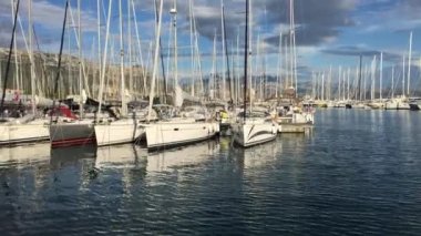 Hırvatistan, Split, 7 Ekim 2016: Gün batımında Marina Kastela, çok sayıda yelkenli, katamaran, rıhtım, yelkenli, yelkenli, yat yarışı hazırlığı sona erdi, Adriyatik Denizi, gök mavisi suyu, güneşli bir gün