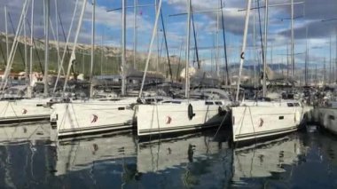 Hırvatistan, Split, 7 Ekim 2016: Gün batımında Marina Kastela, çok sayıda yelkenli, katamaran, rıhtım, yelkenli, yelkenli, yat yarışı hazırlığı sona erdi, Adriyatik Denizi, gök mavisi suyu, güneşli bir gün