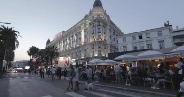 Fransa, Cannes, 27 Mayıs 2017: Cannes sokakları sinemada Cannes Film Festivali, gün batımında palmiye dalları, toprak seti, gece elbiseli bayanlar ve baylar, kalabalık kafeler, eğlence alanları