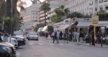 Fransa, Cannes, 27 Mayıs 2017: Cannes sokakları sinemada Cannes Film Festivali, gün batımında palmiye dalları, toprak seti, gece elbiseli bayanlar ve baylar, kalabalık kafeler, eğlence alanları