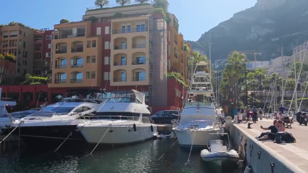 Monaco, Fontvieille, 24 mai 2013 : Yachts de luxe dans le port de Monaco, port Fontvieille, immobilier le plus cher au monde, beaucoup de bateaux et yachts, Blue water, beaucoup de touristes sur le quai — Video