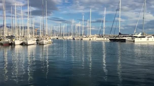 Croácia, Split, 7 Outubro 2016: Marina Kastela ao pôr do sol, um monte de barcos à vela, catamarãs, cais, veleiros, preparação para a regata, temporada acabou, Mar Adriático, água azul, dia ensolarado — Vídeo de Stock