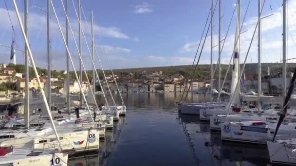 Chorvatsko, Milna, 03 Říjen 2016: Letecký pohled na přístav Milna v Chorvatsku, mnoho jachet, rybářské lodě, chaty s červenými střechami — Stock video