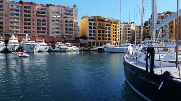 Monaco, Fontvieille, 24 mai 2013 : Yachts de luxe dans le port de Monaco, port Fontvieille, immobilier le plus cher au monde, beaucoup de bateaux et yachts, Blue water, beaucoup de touristes sur le quai — Video