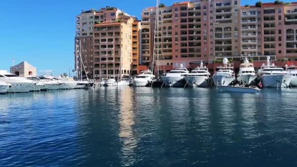 Monaco, Fontvieille, 24 May 2013: Luxury yachts in harbor of Monaco, port Fontvieille, most expensive real estate in the world, a lots of boats and yachts, Blue water, a lot of tourists on embankment — Stock Video