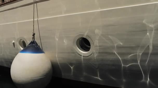 Zonneschijn aan boord van de boot, de boot raam, een spatbord van de zee, zon reflecties — Stockvideo