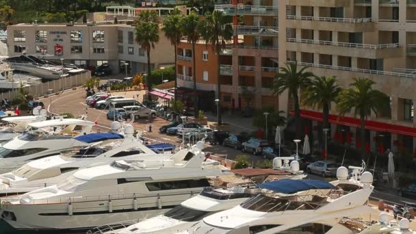 法国，Cap-Dail, 24 May 2013：Luxury yachts in harbour Cap-Dail, Hotel Marriot, most expensive real estate of the world, a lot of boats and yachts, Blue water, a lot of tourists on embankment — 图库视频影像