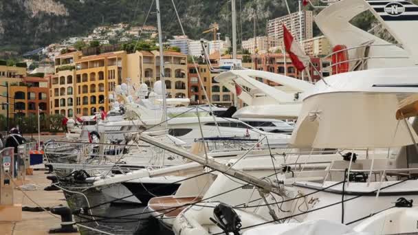 Monaco, Fontvieille, 24 mai 2013 : Yachts de luxe dans le port de Monaco, port Fontvieille, immobilier le plus cher au monde, beaucoup de bateaux et yachts, Blue water, beaucoup de touristes sur le quai — Video